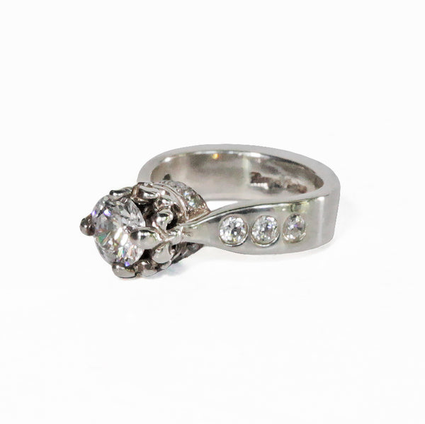 VERSAILLES RING w/ CENTER CZ & CZ SIDES