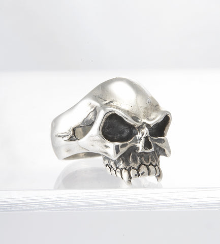 SMALL VAMPIRE SKULL RING